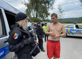 Technoparty na Benešovsku: Policie monitoruje a kontroluje, hluk vadí místním, kteří se obávají noci
