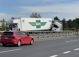 Místo řízení koukal řidič kamionu na hokej. Nehoda zablokovala dálnici na 4 hodiny