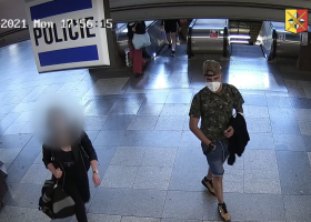 Muž onanoval ve vlaku před mladou dívkou. Pátrají po něm pražští policisté