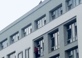 Téměř 11hodinovém vyjednávání s mužem na římse v Táboře má tragicky konec. Muž skočil