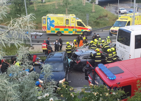 Policejní honička v Praze. Pachatel naboural několik aut.