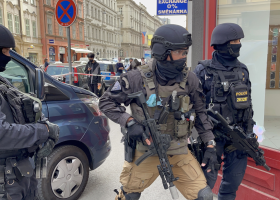 Zásahovka musela do centra Prahy. Cizinci tady vytáhli na majitelku bytu plynovou pistoli