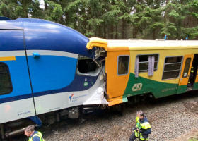 Za tragickou nehodu vlaků u Perninku může podle policie strojvedoucí. Policisté ho obvinili
