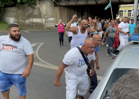 Pieta za mrtvého Roma se změnila v nepovolené shromáždění. Zastavit dav museli těžkooděnci a pomohl i déšť