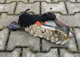 V Plzni se na záchodech v obchodním domě zřejmě zapálil člověk