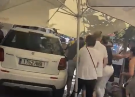 Ve španělské Marbelle řidič najel na chodník s obchůdky. Na místě jsou desítky zraněných