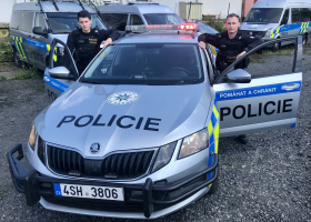 Policisté museli za ruce držet muže, který zůstal viset na skále.