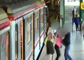 Kriminalisté hledají svědky brutálního napadení v metru