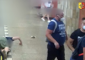 Policie pátrá po třech útočnících, kteří zbili muže v metru