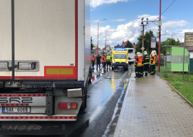 Vážná nehoda autobusu a kamionu v Neratovicích