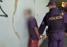 Drbal poničil sanitku. Došlápla si na něj policejní hlídka z oddělení Metro