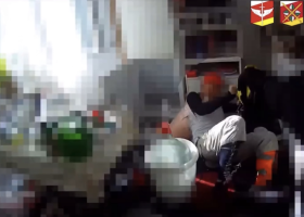 Policisté museli vyrazit dveře a pachatele ztaserovat. Nechtěl spolupracovat