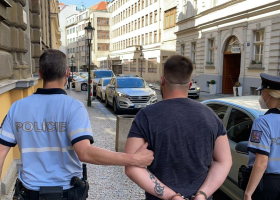 Policie během pár hodin zadržela 5 cizinců. Jsou podezřelí z loupeže