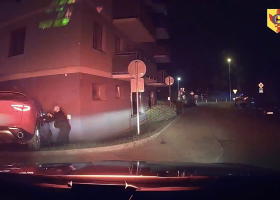Ujížděl policistům v kradeném autě a naboural do zdi domu