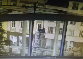 Policejní vyjednavač zachránil muže na Tyršově mostě v Děčíně