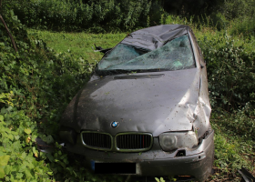 Ujížděl hlídce a havaroval. Muž měl zákaz řízení a pozitivní test na drogy