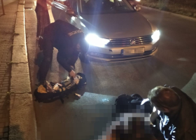 Přecházela přes čtyřproudou silnici, auto ji srazilo