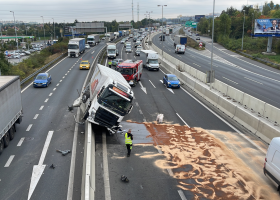V Praze se komplikuje doprava. Na příjezdu od Brna havaroval náklaďák