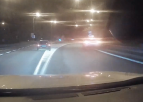 Ujížděl dvousetkilometrovou rychlostí a pak si vymyslel, že mu auto ukradli. Příběh mu policisté neuvěřili