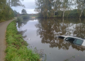 Svědci záchránili řidiče z potápějícího auta. Bez jejich rychlé a správné reakce by zemřel