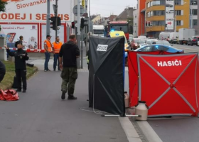 Tragická nehoda v centru Plzně. Zemřela mladá dívka