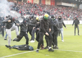 Bitky fotbalových rowdies nejsou jen doménou slovenských fanoušků. Podívejte se na videa i z české scény