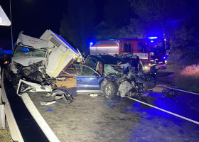 Dva lidé zemřeli při tragické nehodě na Rakovnicku. Řidič se řítil stopadesátkou do zatáčky
