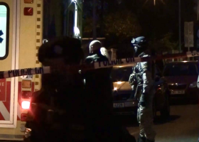 Jedna osoba zemřela na ulici po střelbě ve Strašnicích