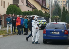 Při zákroku policistů na zabarikádovaného muže pachatel zemřel