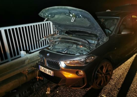 Pětadvacetiletý pachatel utíkal před policisty a omylem skočil z mostu. Nyní bojuje o život