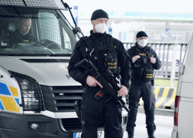 Zamčení lidé v trezoru auta. Policisté z SPJ jim přijeli na pomoc