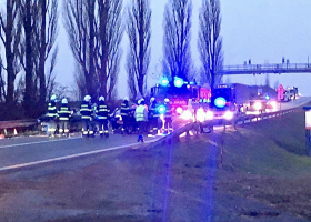 U Trotiny u Hradce Králové se srazila dvě auta. Jedno dítě je v kritickém stavu, další lidé jsou těžce zraněni