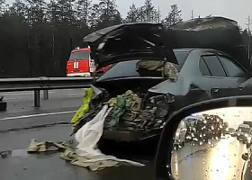 Překvapení v Rusku: Při nehodě na dálnici vypadla z auta mrtvola