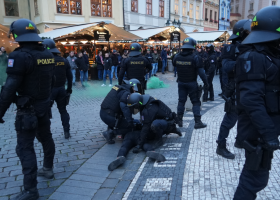 Rozbouřené davy fotbalových fanoušků v centru Prahy