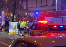 Auto srazilo mladého muže na tramvajové zastávce. Řidič z místa nehody ujel