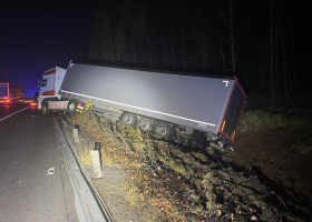 Řidič kamionu měl covid. 30 kilometrů jel ze strany na stranu po dálnici. Pak skončil ve škarpě