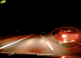 Naboural policejní auto a nezabrzdil ho ani zastavovací pás