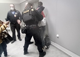 Na letišti v Praze chytili muže podezřelého z vraždy. Sebrala ho zásahovka cizinecké policie při příletu
