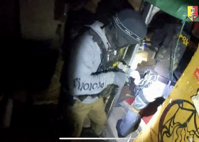 Dvojice loupila v Hloubětíně. Se samopalem MP5 si do brlohu pro ni přišla kriminálka