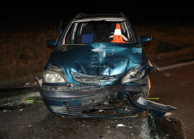 Opilá řidička narazila do policejního auta. Policisté skončili v nemocnici