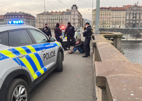 Policisté z MOP Vinohrady a 11. oddělení Praha I. zachránili muže před skokem z mostu