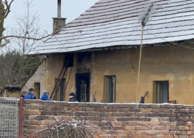 Mrtvého muže nalezli na Nymbursku po uhašení požáru rodinného domu