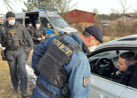 Vězeň se pokusil oběsit v cele, v nemocnici zemřel. Jeho příbuzní přijeli demonstrovat