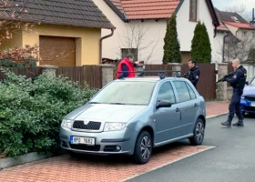 "Máte u sebe zbraň? Je nabitá?" "Ano", odvětil pachatel hlídce se samopaly na Plzeňsku