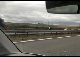 Auto vylétlo z dálnice a začalo hořet. Otec s dítětem a matkou tak tak vyvázli