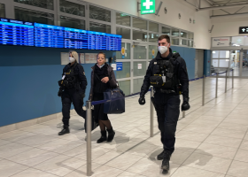 Při odletu českých olympioniků zadržela hlídka cizinecké policie v hale ženu v pátrání pro nebezpečné vyhrožování