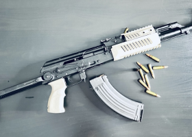Za úplatu automatickou pušku AK 47? To cizincům neprošlo