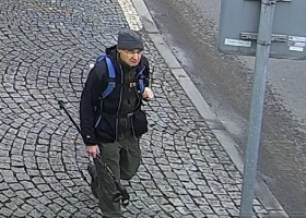 Trekovou holí úmyslně rozbil okno autobusu