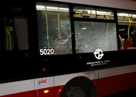 Poničená okna u vozů MHD. Někdo do nich pravděpodobně střílel
