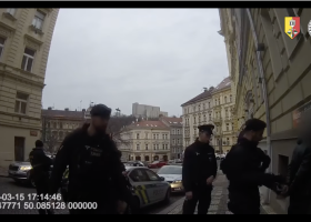 Zapaloval kontejnery a myslel si, že se na to nepřijde. Do třiceti minut měl od "ˇŽižkováků" klepeta na rukou